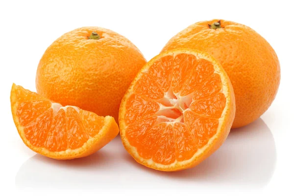 Friss Mandarin Gyümölcs Szelet Elszigetelt Fehér Background — Stock Fotó