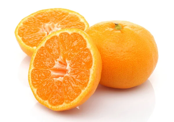 Vers Tangerine Fruit Met Schijfje Geïsoleerd Witte Achtergrond — Stockfoto