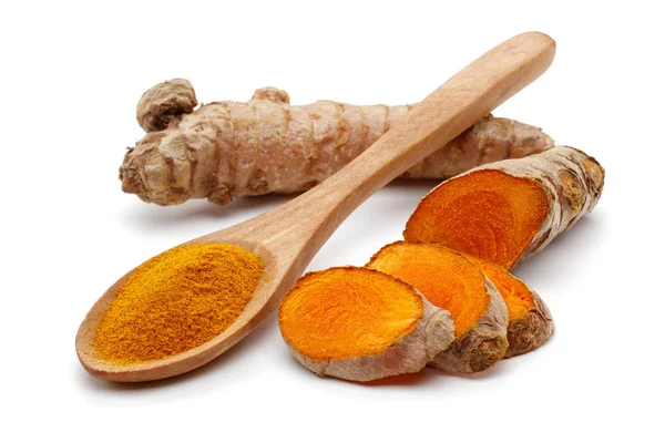 Dilimler ve curcuma tahta kaşık ile taze zerdeçal