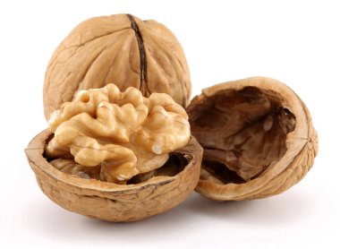 Ceviz ve kırık ceviz beyaz arka plan üzerinde izole