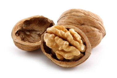 Ceviz ve kırık ceviz beyaz arka plan üzerinde izole