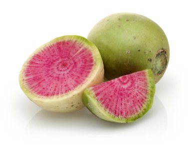 Beyaz arka plan üzerinde izole dilim taze karpuz turp