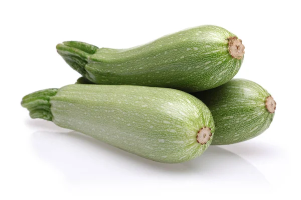 Tre Hela Gröna Zucchini Isolerad Vit Bakgrund — Stockfoto