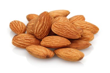 Beyaz üzerine izole edilmiş badem grubu