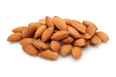 Beyaz üzerine izole edilmiş badem grubu