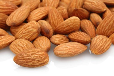 Beyaz üzerine izole edilmiş badem grubu