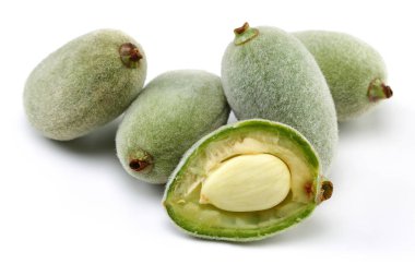 Beyaz izole taze yeşil badem