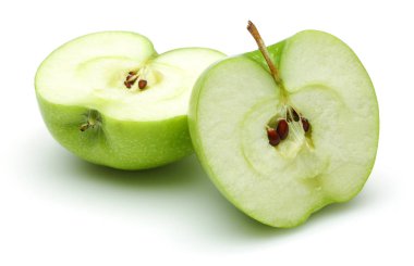 İki yarım Granny smith elma izole