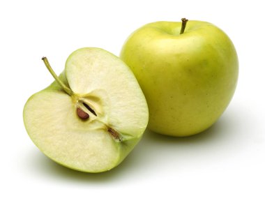 Bütün ve üzerinde beyaz izole yarım altın elma