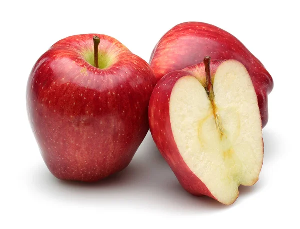 Pommes entières et demi rouges isolées sur du blanc — Photo