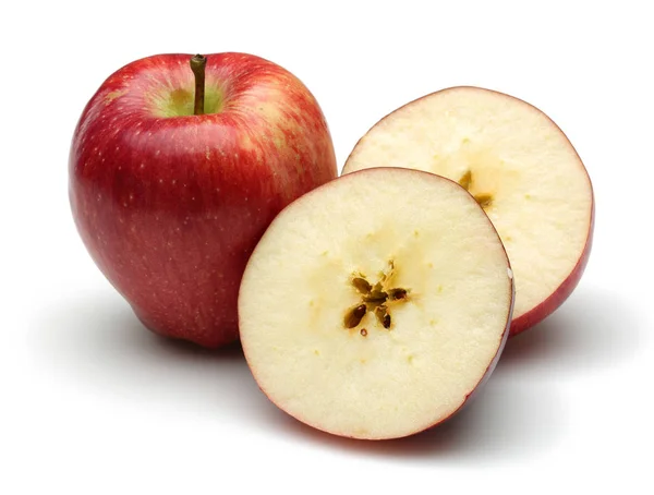 Bütün ve üzerinde beyaz izole yarım kırmızı elmalar — Stok fotoğraf