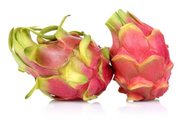 Bütün dragon meyve üzerinde beyaz izole