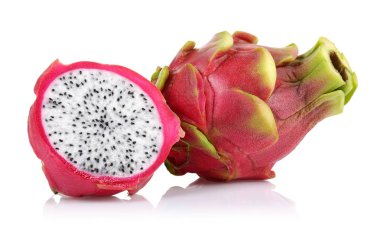 Yarım ve tam dragon meyve üzerinde beyaz izole