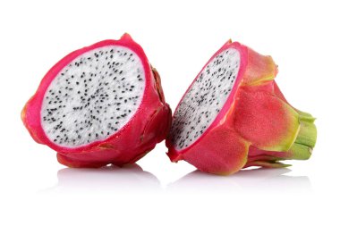 Taze yarım dragon meyve üzerinde beyaz izole