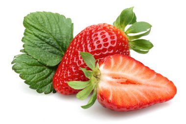 Yarım ve tam üzerinde beyaz izole çilek