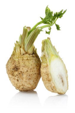 Taze kereviz kök kereviz sapı ve izole dilim ile