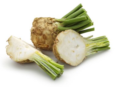 Taze kereviz kök kereviz sapı ve izole dilim ile