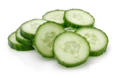Taze salatalık dilimleri üzerinde beyaz izole