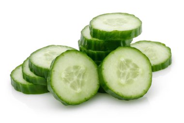 Taze salatalık dilimleri üzerinde beyaz izole