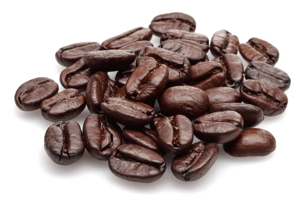 Темные жареные кофейные зёрна изолированы на белом — стоковое фото