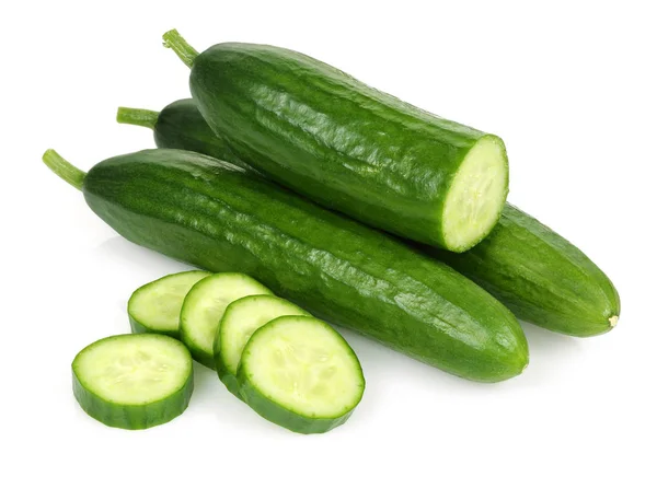 Pepino fresco con rodajas aisladas en blanco —  Fotos de Stock