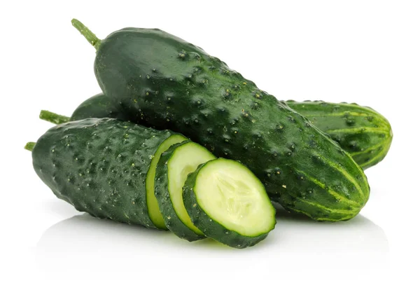 Pepino fresco con rodajas aisladas en blanco —  Fotos de Stock