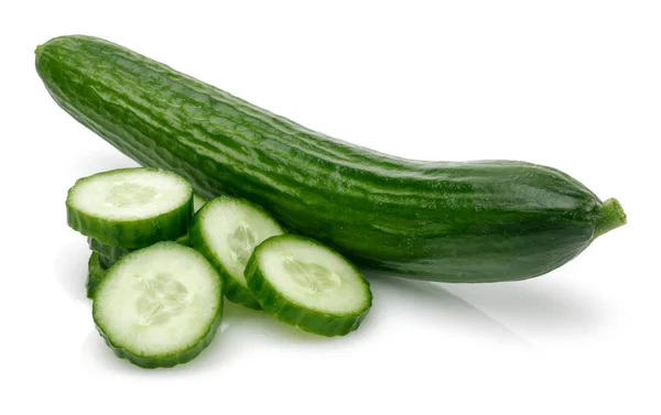 Pepino fresco con rodajas aisladas en blanco —  Fotos de Stock