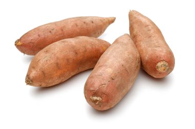 Tüm tatlı patates üzerinde beyaz izole