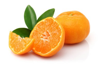 Dilim ve izole yaprakları taze mandalina