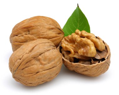 Ceviz ve kırık ceviz yaprağı izole