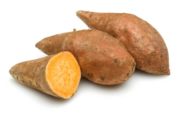 Rohe Süßkartoffel mit Scheibe isoliert auf weiß — Stockfoto