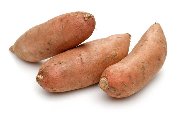 Hele zoete aardappelen geïsoleerd op wit — Stockfoto