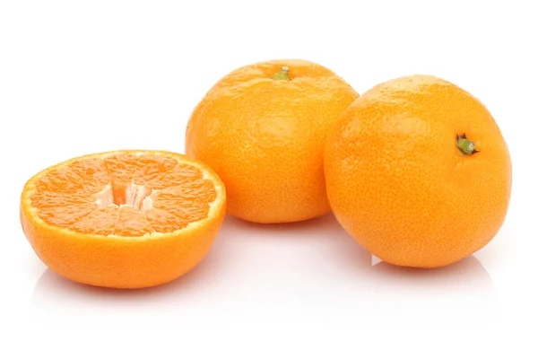 Group of whole and half mandarin fruits isolated — Stock Photo, Image