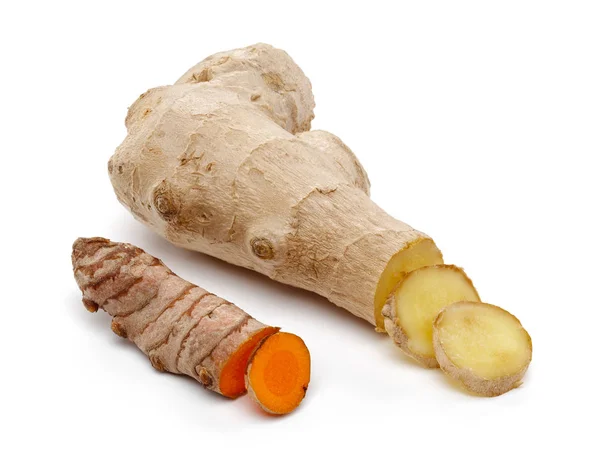 Gingembre frais et racine de curcuma avec tranches isolées — Photo