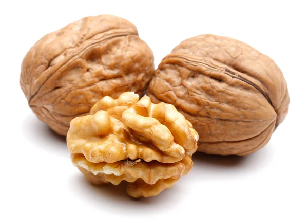 Nueces enteras y agrietadas aisladas en blanco — Foto de Stock