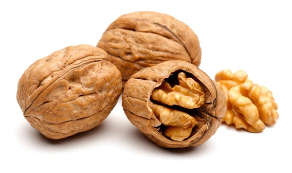 Nueces enteras y agrietadas aisladas en blanco — Foto de Stock