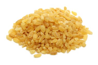 Bulgur taneleri üzerinde beyaz izole yığını