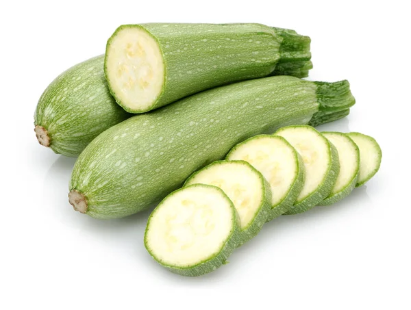 Courgettes vertes avec tranches isolées sur blanc — Photo