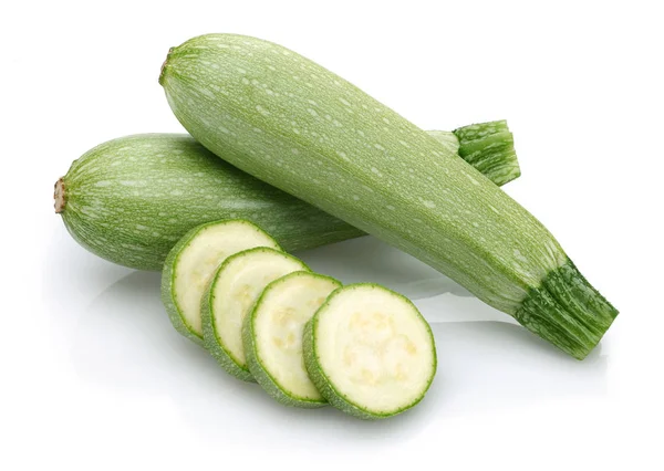 Courgettes vertes avec tranches isolées sur blanc — Photo