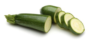 Beyaz izole dilimlenmiş yeşil kabak