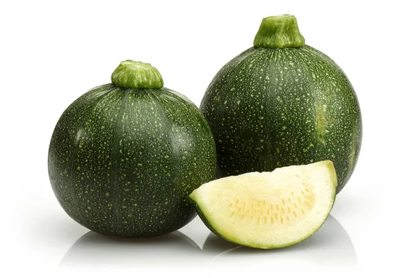 Gröna runda zucchini och skiva isolerad på vit — Stockfoto
