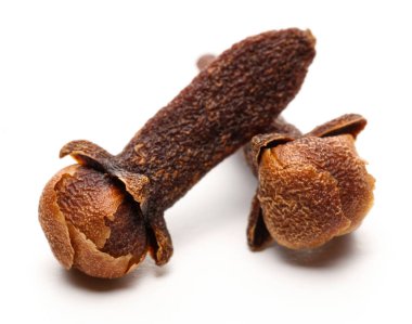 Kuru karanfil tomurcukları beyaz izole