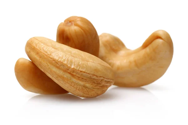 Geroosterde cashewnoten geïsoleerd op wit — Stockfoto