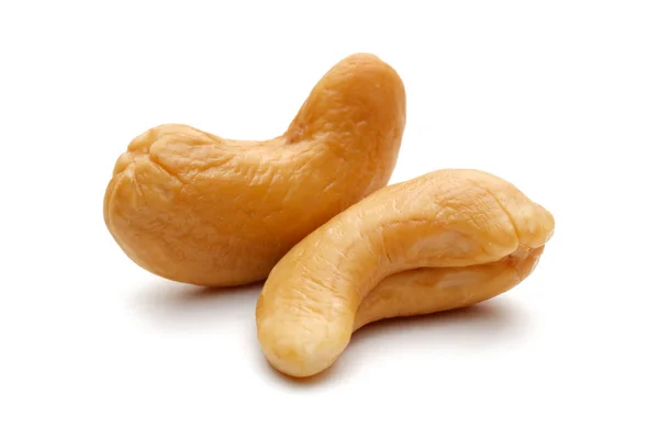 Geroosterde cashewnoten geïsoleerd op wit — Stockfoto