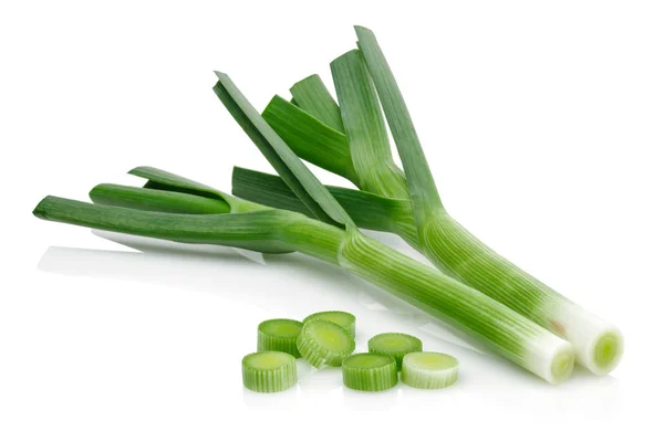 Čerstvý zelený česnek izolovaných na bílém — Stock fotografie