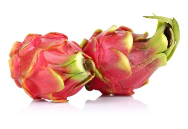 Beyaz izole iki bütün dragon meyve