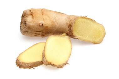 Zencefil kökü üzerinde beyaz izole dilimleri ile