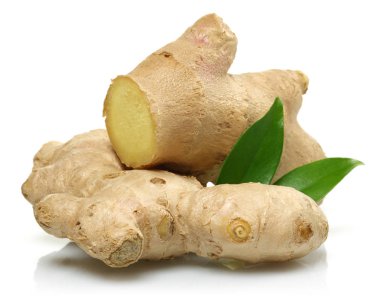 Beyaz izole yaprakları ile taze zencefil kökü