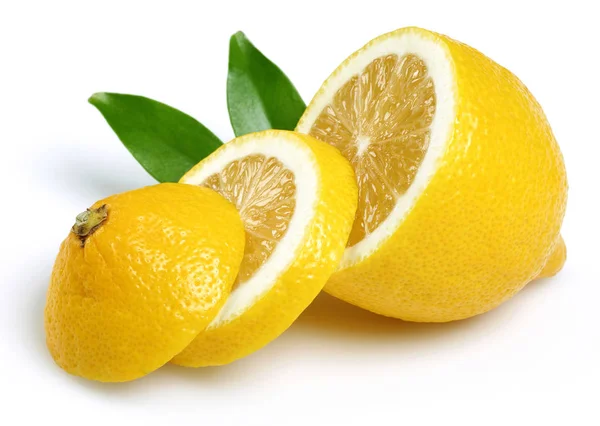 Frutos de limão frescos com folhas isoladas em branco — Fotografia de Stock