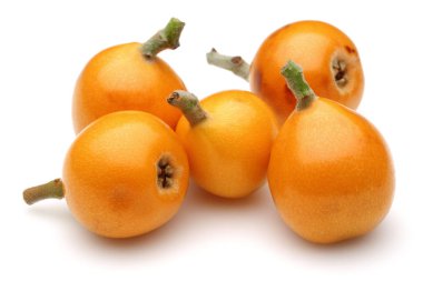 Olgun yenidünya meyve üzerinde beyaz izole